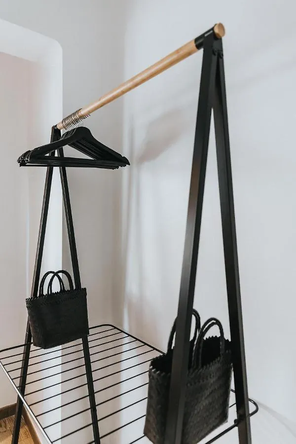 Contemporary Industrial Apartment By Rems Màlaga Španělsko